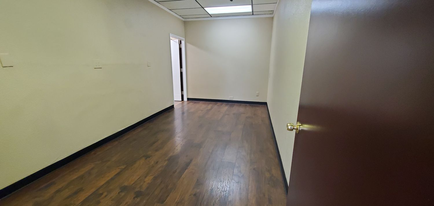 Plaza level, front of building, great exposure off lobby, private bathroom.